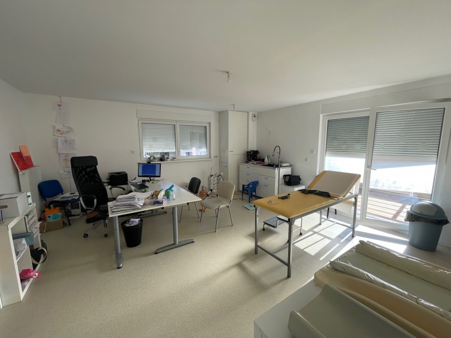 Local professionnel de 92.62 m² offre Location