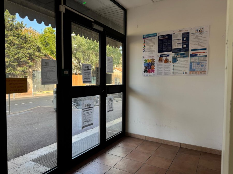 A LOUER   134m2   CANNES la Bocca centre    RDC   offre Location